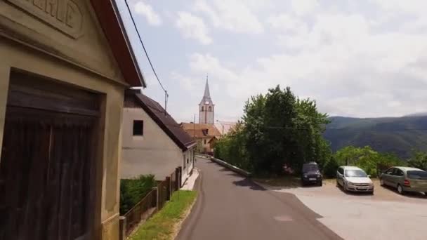 村庄的老教堂鸟瞰图 — 图库视频影像