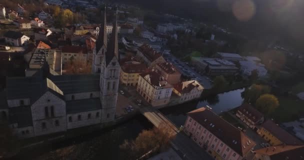 Die Pfarrkirche Bartholomäus Und Eine Stadt — Stockvideo