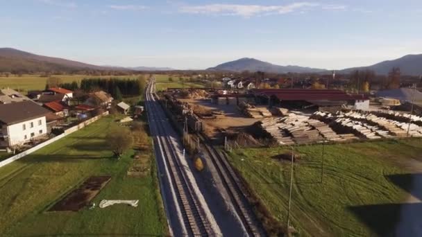 Vista Aérea Uma Indústria Madeira Com Trilhos Perto Estação Ferroviária — Vídeo de Stock