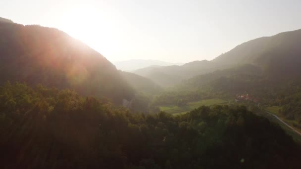 Αεροφωτογραφία Των Βουνών Σπίτια Στα Πεδινά — Αρχείο Βίντεο