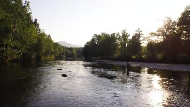 Mannen Fiske Floden — Stockvideo