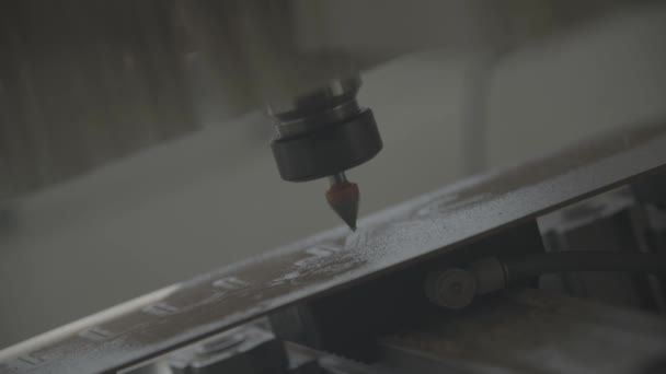 Máquina Está Esculpindo Placa Metal — Vídeo de Stock