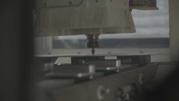 Maschine Schnitzt Auf Der Metallplatte — Stockvideo