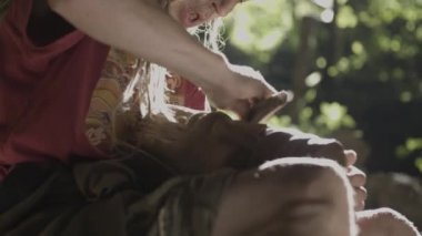 Yaşlı adam bir mağarada ahşap parlatma.