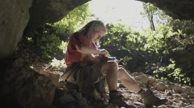 Yaşlı adam bir mağarada ahşap parlatma.