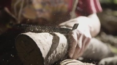 Yaşlı adam bir mağarada ahşap oyma. 