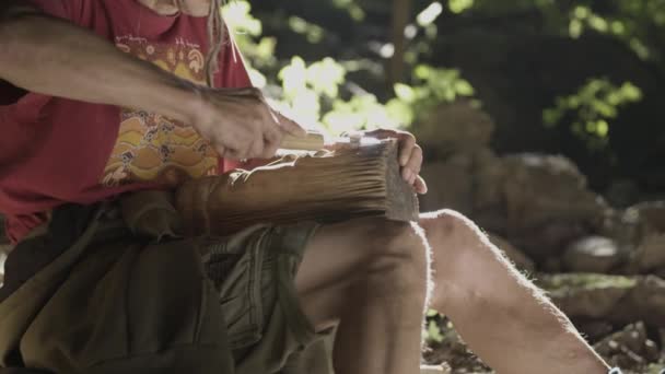 Bejaarden Snijdt Hout Een Grot — Stockvideo