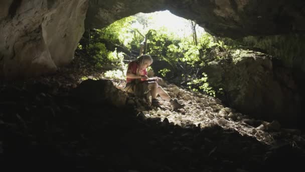 Los Ancianos Están Puliendo Madera Una Cueva — Vídeo de stock