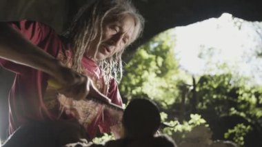 Adam ahşap araçlar ile şekillendirme. 