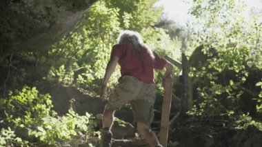 Yaşlı erkekler orman mağarada çıkılıyor.   