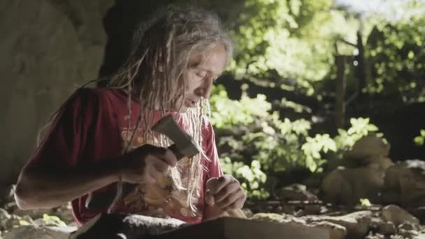 Des Hommes Âgés Sculptent Bois Dans Une Grotte — Video