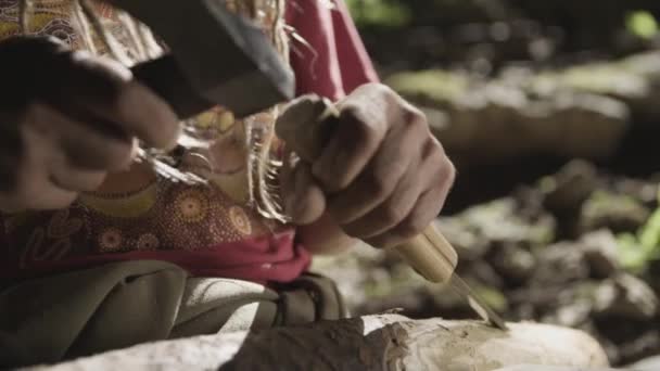 Hombre Moldeando Madera Con Herramientas — Vídeos de Stock