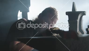 Bir bıçak bir çekiç ile kaynak demirci forge. 