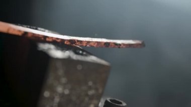 Bıçak sıcak demir barda dövme. 