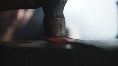 Bir çekiç ile sıcak demir dövme demirci. 