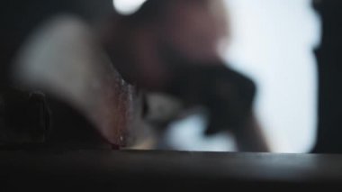 Demirci yeni bıçak simetrik olup olmadığını denetliyor. 