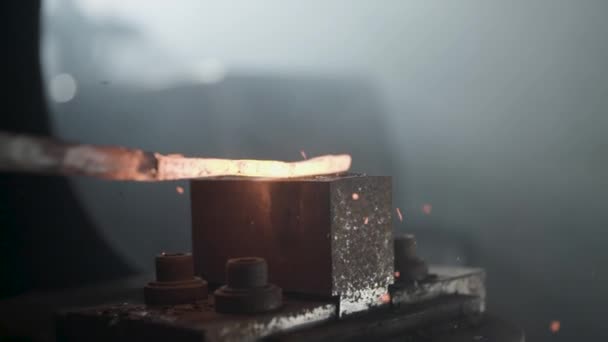 铁匠在铁砧上焊接热铁棍 — 图库视频影像