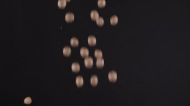 Çikolatalı gevrekler yavaş yavaş bir kapta düşen başlıyor.