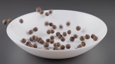 Çikolatalı gevrekler yavaş yavaş bir kapta düşen başlıyor.