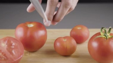 Ahşap tahta üzerinde kesme domates.