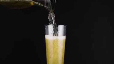 Bardağa bira dolduruyorum..