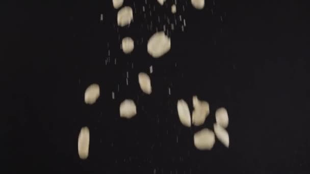 Amendoins Estão Caindo Uma Tigela — Vídeo de Stock