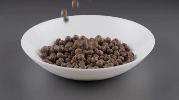 白色碗中的巧克力谷物掉落 — 图库视频影像