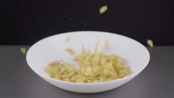 Cornflakes Laten Vallen Een Kom — Stockvideo