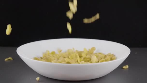 Deixando Cair Flocos Milho Uma Tigela — Vídeo de Stock