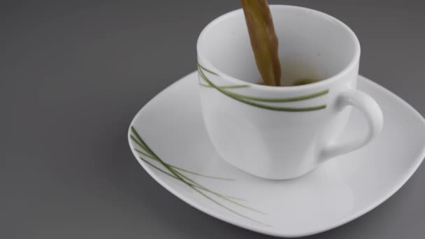 把新鲜的咖啡倒入咖啡杯中 — 图库视频影像