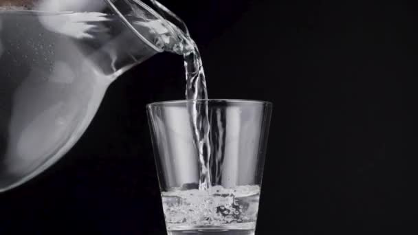 Wasser Ins Glas Gießen — Stockvideo