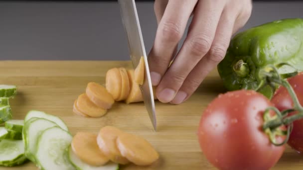 Chef Rebanando Zanahorias Tablero Madera — Vídeos de Stock