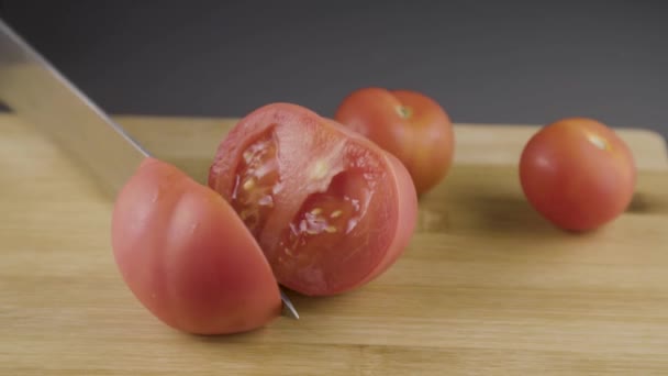 Tomaten Auf Holzbrett Schneiden — Stockvideo