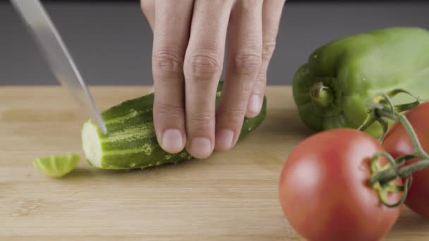 Salatalık Ahşap Tahta Üzerinde Dilimleme — Stok video