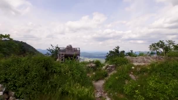 Castelo Arruinado Topo Colina Cidade Está Vale Atrás — Vídeo de Stock