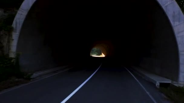 Дрон Пролетел Через Короткий Туннель — стоковое видео
