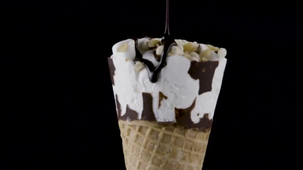 Шоколад Капает Вращающееся Мороженое — стоковое видео