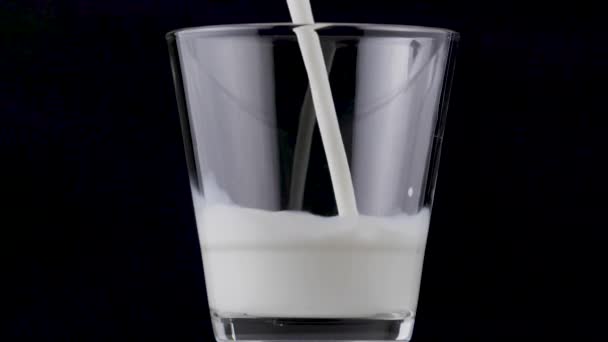 Primer Plano Verter Leche Vaso — Vídeos de Stock