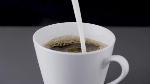 ブラック カフェのカップでミルクを追加します — ストック動画
