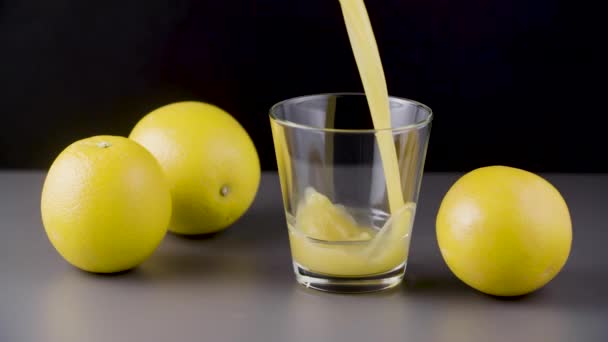 Gezonde Drank Gieten Een Glas — Stockvideo