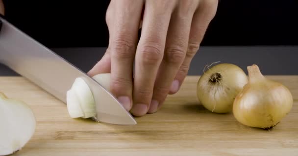 Corte Cebolla Sobre Tabla Madera — Vídeos de Stock