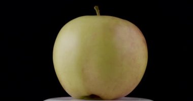 Yeşil ve kırmızı elma dönüyor.