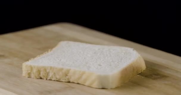 Scheibe Brot Auf Spinnbrett — Stockvideo
