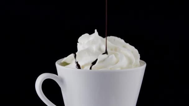 Gieten Van Chocolade Crème Spinnen Cup — Stockvideo