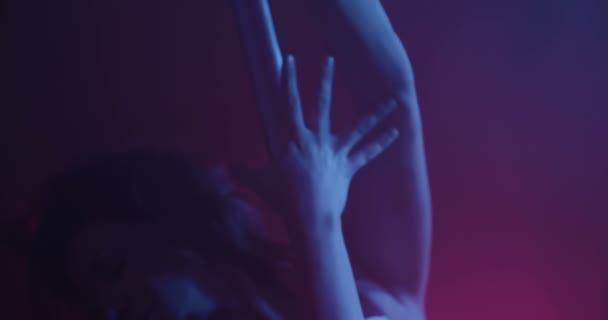 Mulher Está Dançando Pólo Atmosfera Escura — Vídeo de Stock