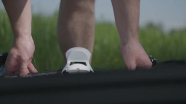 Drone onunla uçmaya hazırlanıyor.