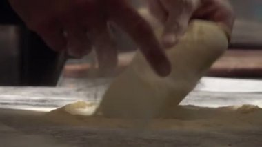 Şef pizza hazırlanıyor.