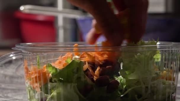 Hombre Está Preparando Ensalada Para Parto Domicilio — Vídeo de stock