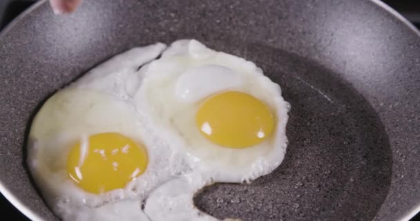 Salting Fried Eggs Hot Oil — Stock Video