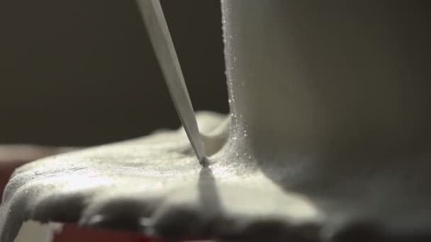 Baker coupe du fondant supplémentaire .